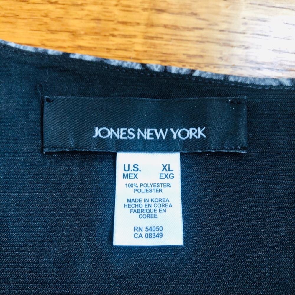 JONES NEW YORK GRAY-BLACK GEOMETRIC WRAP TOP - Picture 4 of 6